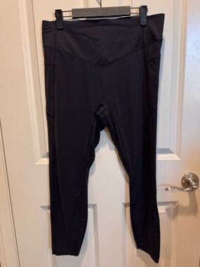 HALARA Black High-Rise Leggings with Side Pockets and V-Stitch Waistband
